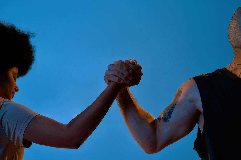 Vegyes fajú barátok egymás kezét fogva - Fotó, kép