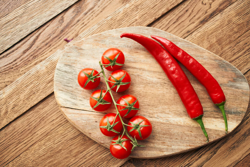 помидоры черри горячий перец салат ингредиенты свежие продукты - Фото, изображение