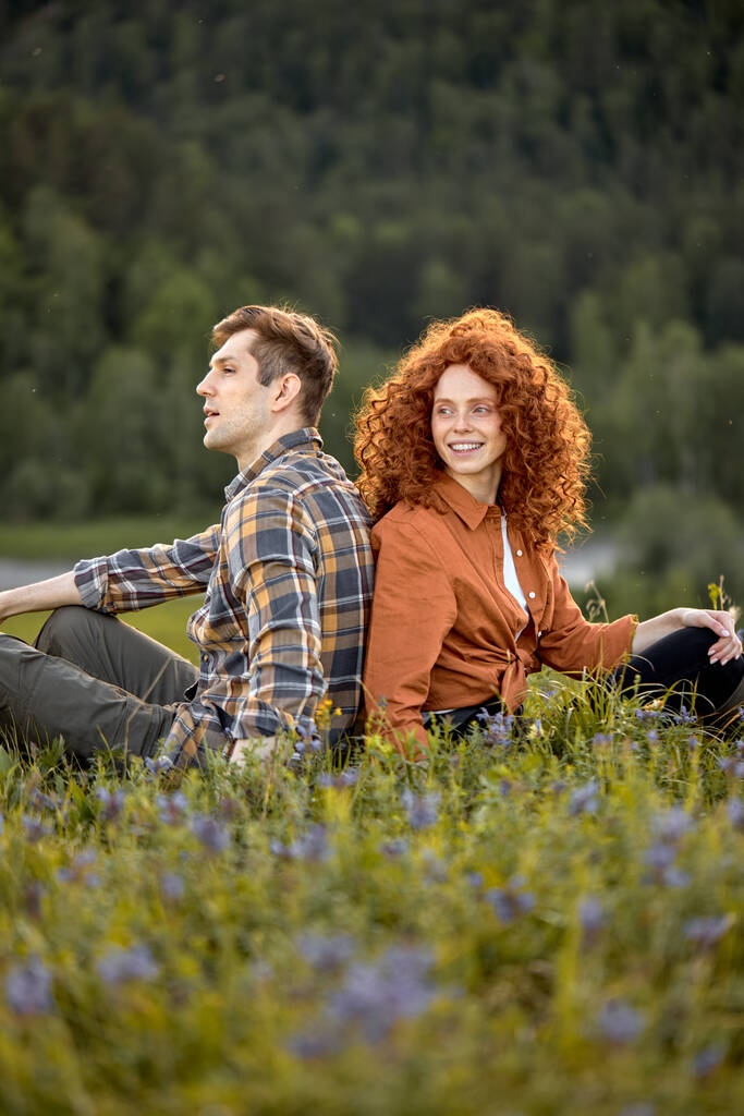 Sonriente pareja de senderismo en las montañas de verano en el campo. Mujer feliz y hombre - Foto, imagen