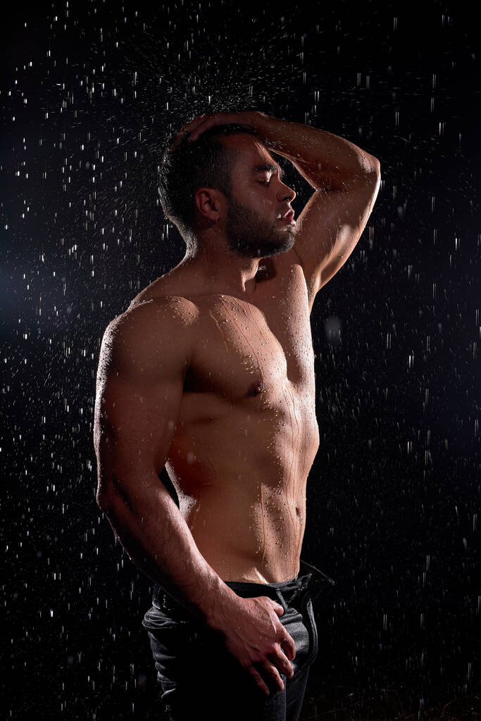 ハンサムなセクシー男性モデルとともに筋肉体,アスリートとともに大きな筋肉ポーズカメラ - 写真・画像