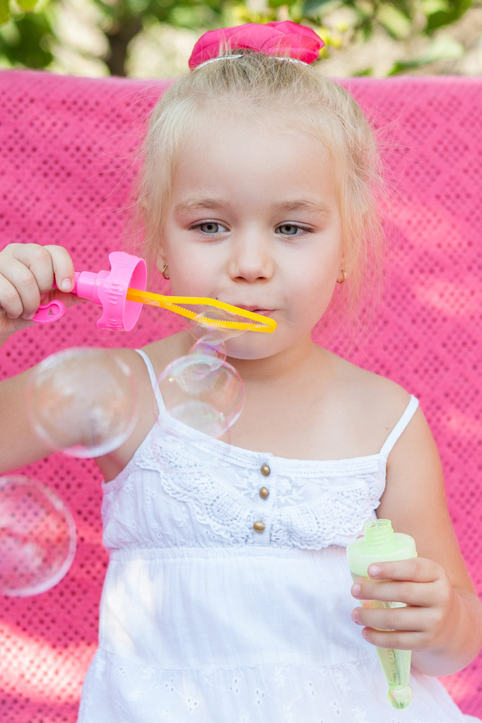 счастливая маленькая девочка с мыльными пузырями - Фото, изображение