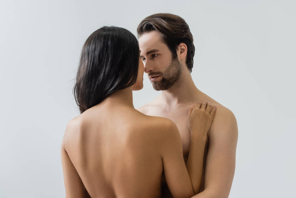 Gri renkteki çıplak erkek arkadaşının yanındaki çıplak kadının arka planı. - Fotoğraf, Görsel