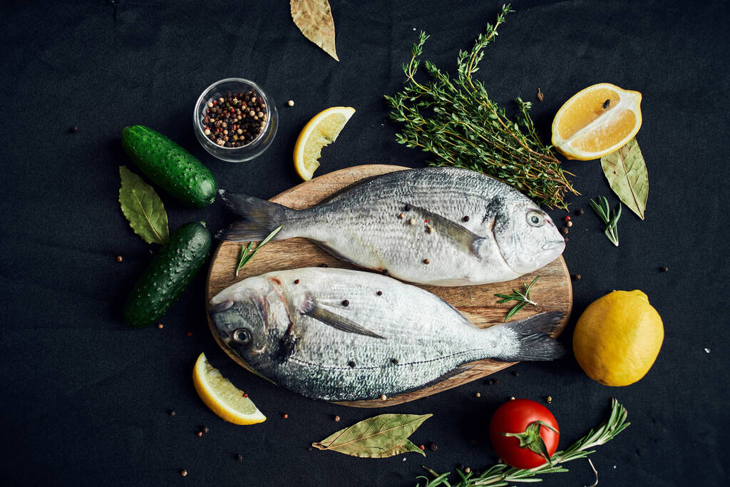 pescado de mar ingredientes frescos limón sobre tabla de madera - Foto, Imagen