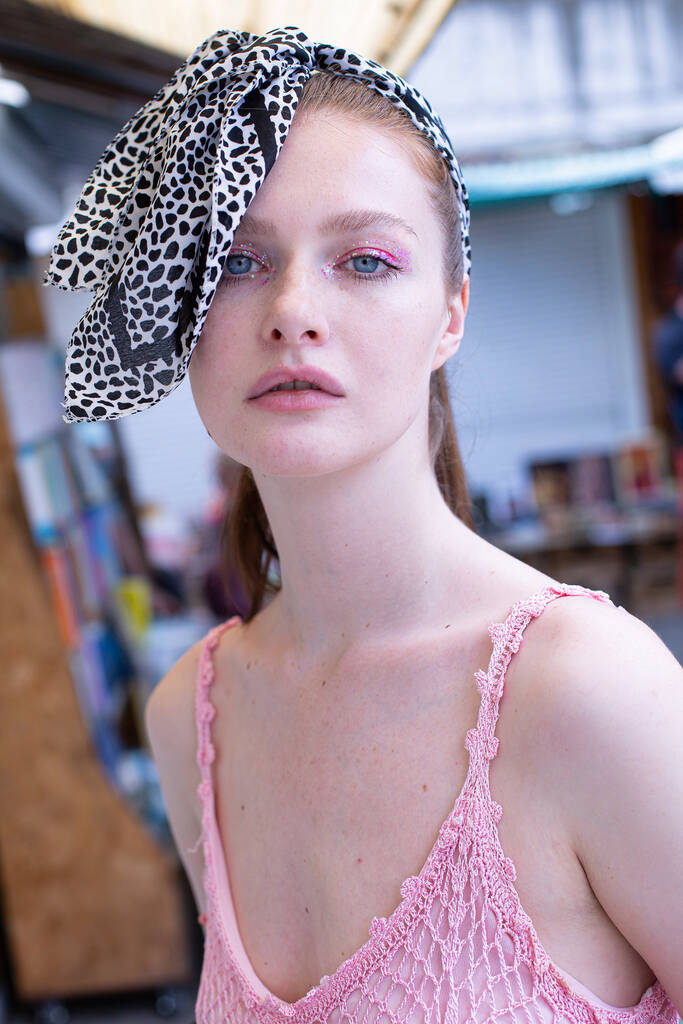 Jovem loira branca com um rabo de cavalo em vestido de verão rosa com olhos azuis retrato - Foto, Imagem