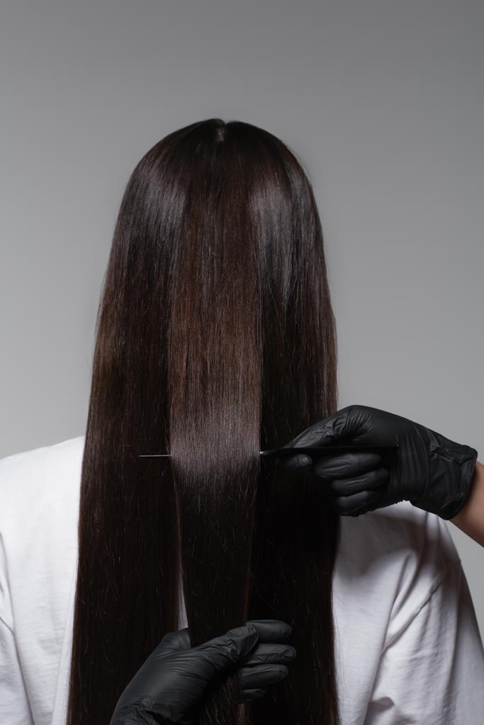 visszapillantás a nő sima hosszú haj közelében színező latex kesztyű elszigetelt szürke  - Fotó, kép