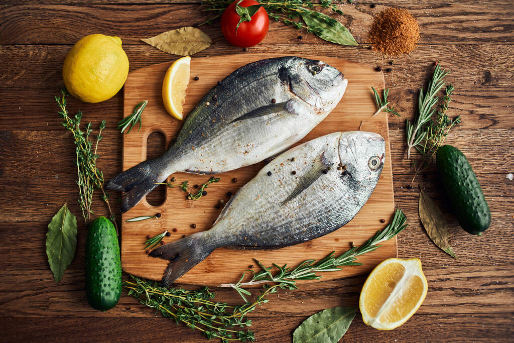 pescado de mar ingredientes frescos limón sobre tabla de madera - Foto, imagen