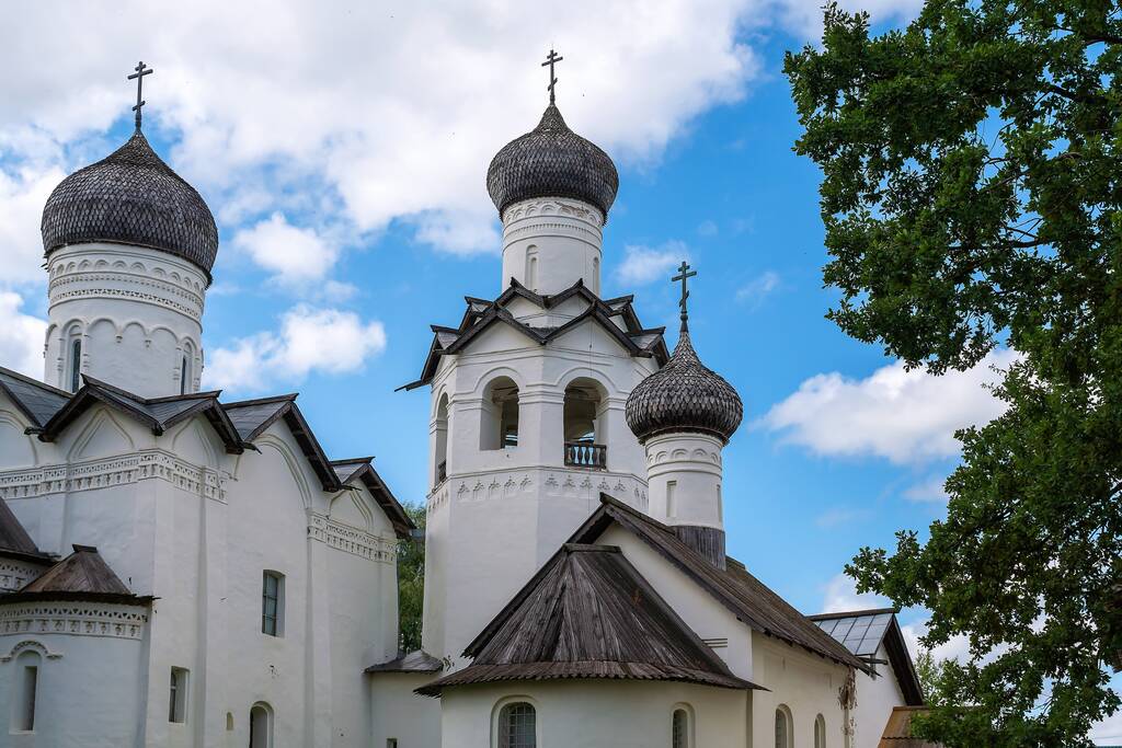 Rosja, Staraya Russa, sierpień 2021. Widok na kompleks starożytnego klasztoru Spaso-Preobrazhensky. - Zdjęcie, obraz