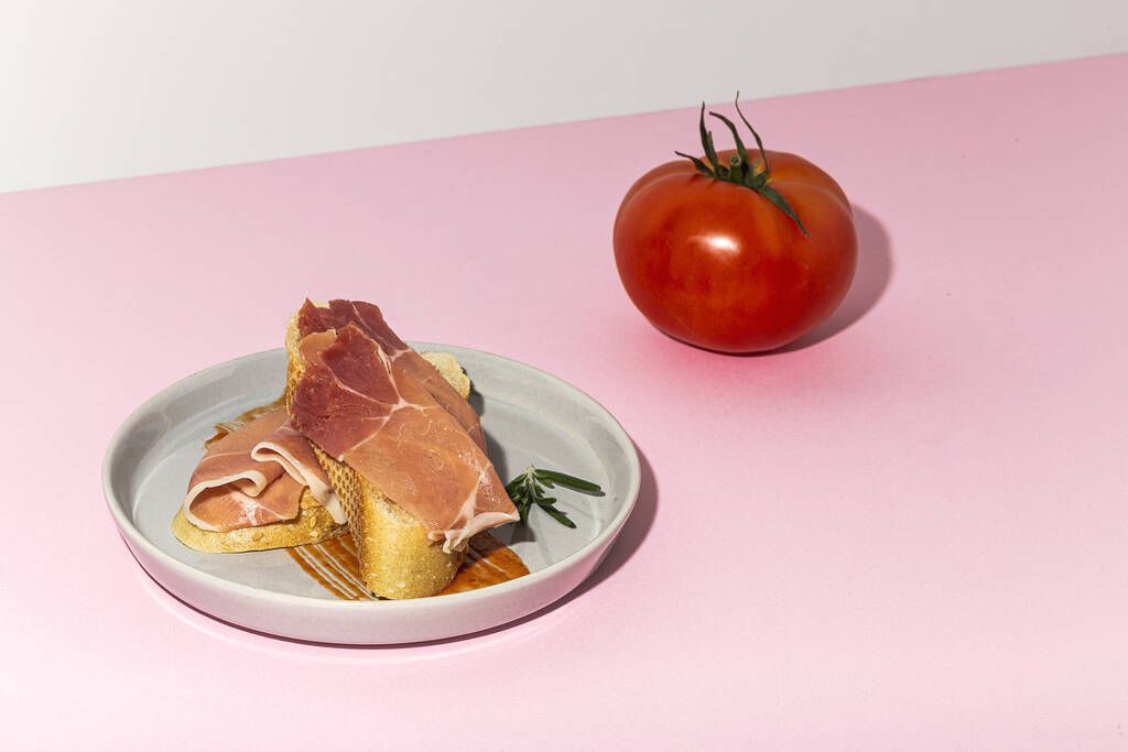 Традиційний іспанський іберійський серрано Хам з помідором. Parma ham Italian antipasto - Фото, зображення