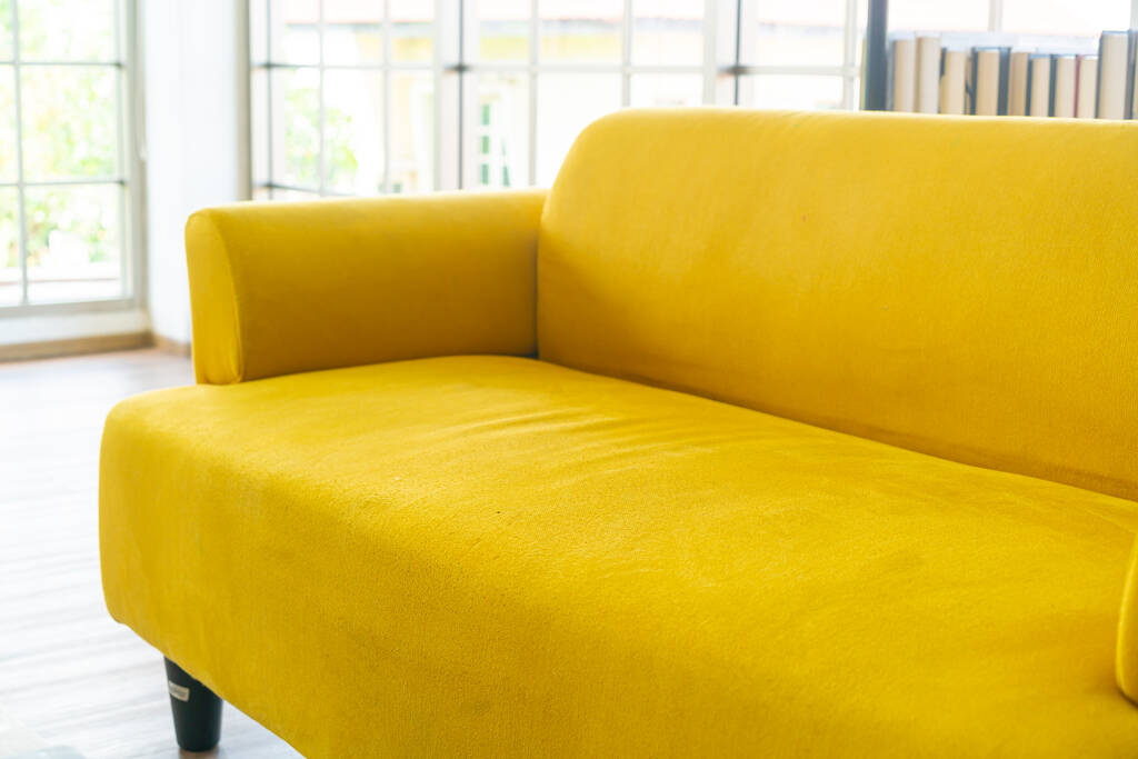 décoration de canapé en tissu jaune vide dans une chambre - Photo, image