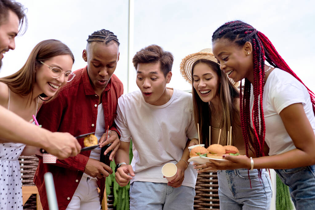 Группа студентов, веселящихся, собирается попробовать барбекю, веселиться, наслаждаться выходными - Фото, изображение