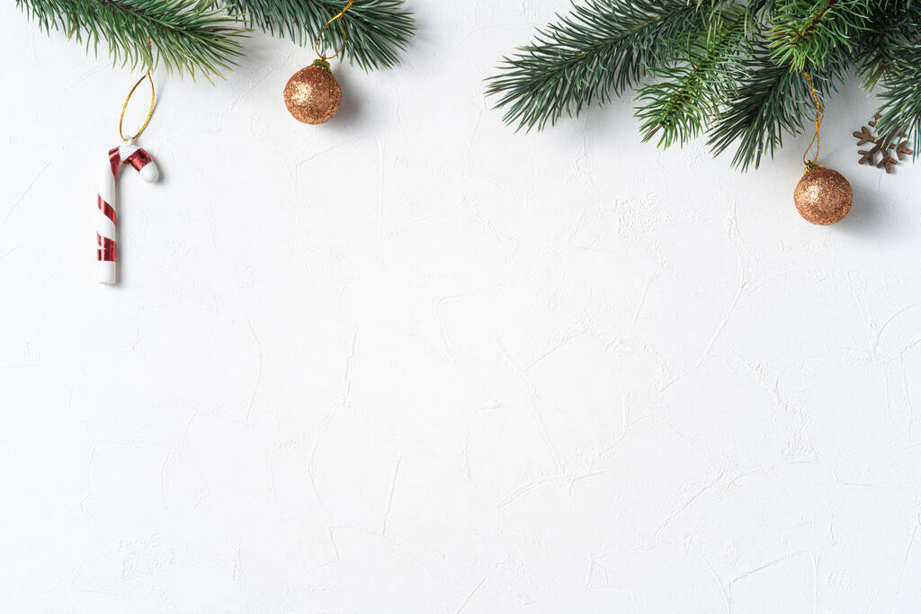 Horní pohled na vánoční dekorace pozadí na bílém stole pozadí s kopírovacím prostorem, koncept sváteční oslavy. - Fotografie, Obrázek