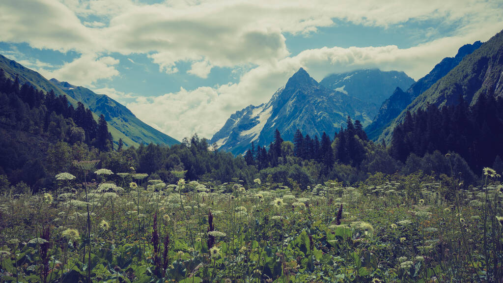 Észak-Oszétia hegyei, gyönyörű nyári tájak kék égbolttal és felhőkkel.. - Fotó, kép