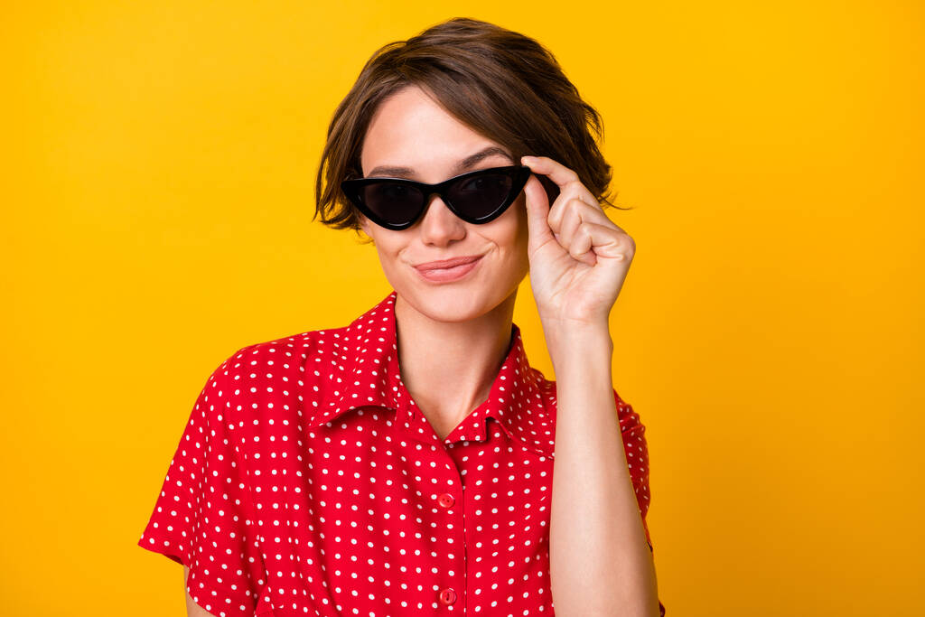 Fotografie mladého okouzlující pěkný úsměv pozitivní flirtování dívka v slunečních brýlích izolovaných na žlutém pozadí - Fotografie, Obrázek