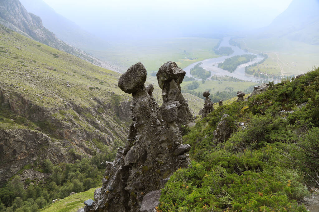 Funghi di pietra nella valle del fiume Chulyshman, Repubblica dell'Altai, Russia - Foto, immagini