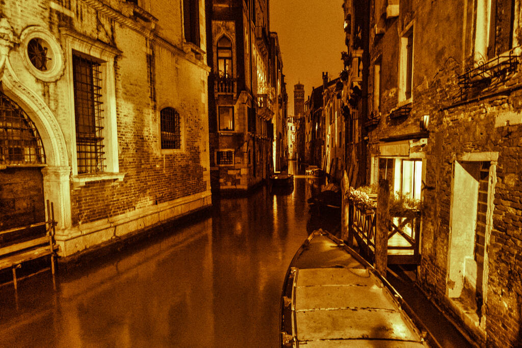 Wenecja, Włochy - 16 lutego 2016: Wizyta w Wenecji, gdy nie ma turystów. Mały opuszczony kanał w nocy i jego odbicia od deszczu. - Zdjęcie, obraz