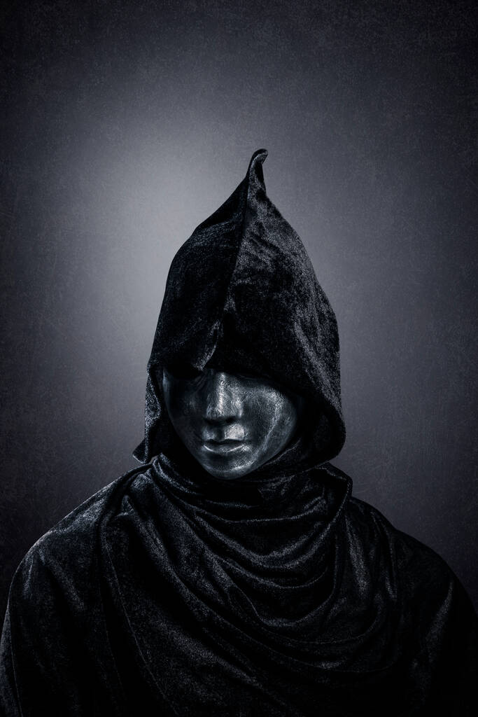 Gruselige Gestalt mit Kapuzenmantel im Dunkeln - Foto, Bild