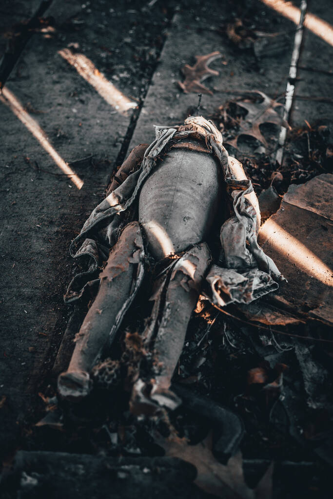 WESTOVER, STATI UNITI - 30 maggio 2021: Bambolina d'epoca in un fienile abbandonato - Foto, immagini