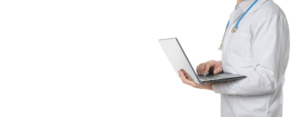 Ärztin arbeitet online am Laptop. Arzt steht und tippt am Laptop, isoliert auf weißem Hintergrund. Männliche Arzthände tippen auf der Computertastatur des Laptops. Banner, Kopierraum - Foto, Bild