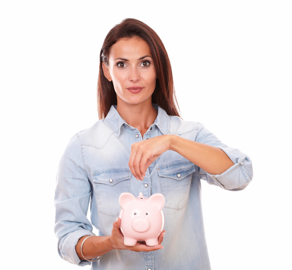 gyönyörű latin hölgy megtakarítás pénzt egy piggybank - Fotó, kép
