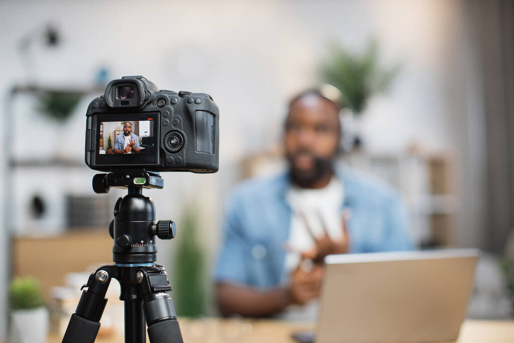 アフリカ系アメリカ人男性でヘッドセットカメラでビデオを録画 - 写真・画像