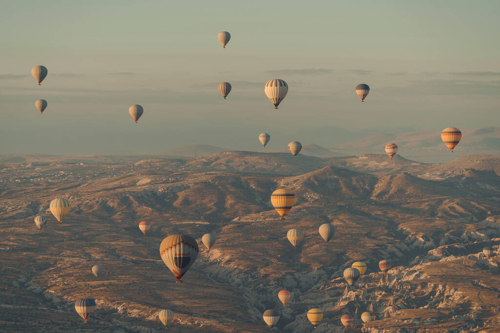 Muchos globos aéreos sobrevuelan las montañas - Foto, imagen