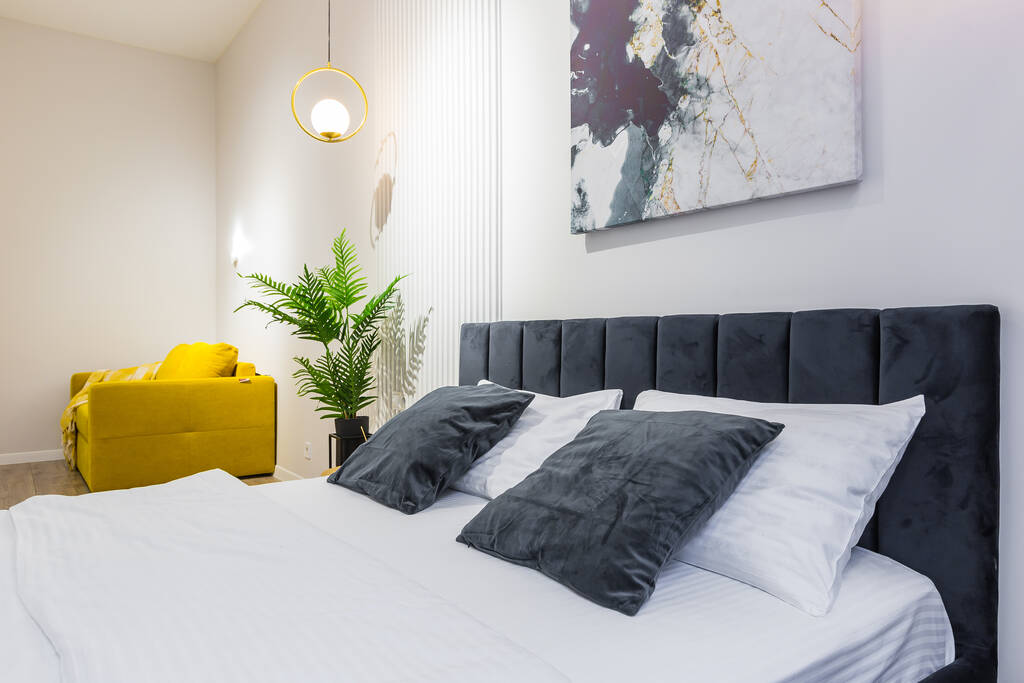 Schlafzimmereinrichtung in modernem Stil, hellgraue Farben - Foto, Bild
