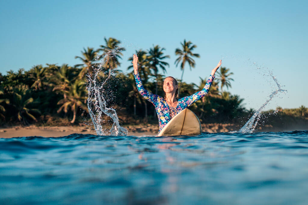 Muotokuva vaalea surffaaja tyttö valkoinen surffilauta sininen valtameri kuvassa vedestä Encuentro rannalla Dominikaanisessa tasavallassa - Valokuva, kuva