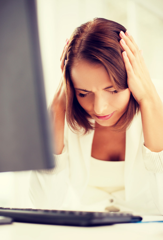 Стрессовая женщина с компьютером
 - Фото, изображение