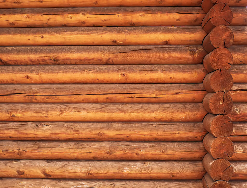 Ściana sosnowego okrągłego drewna. Tekstura drewniana. - Zdjęcie, obraz