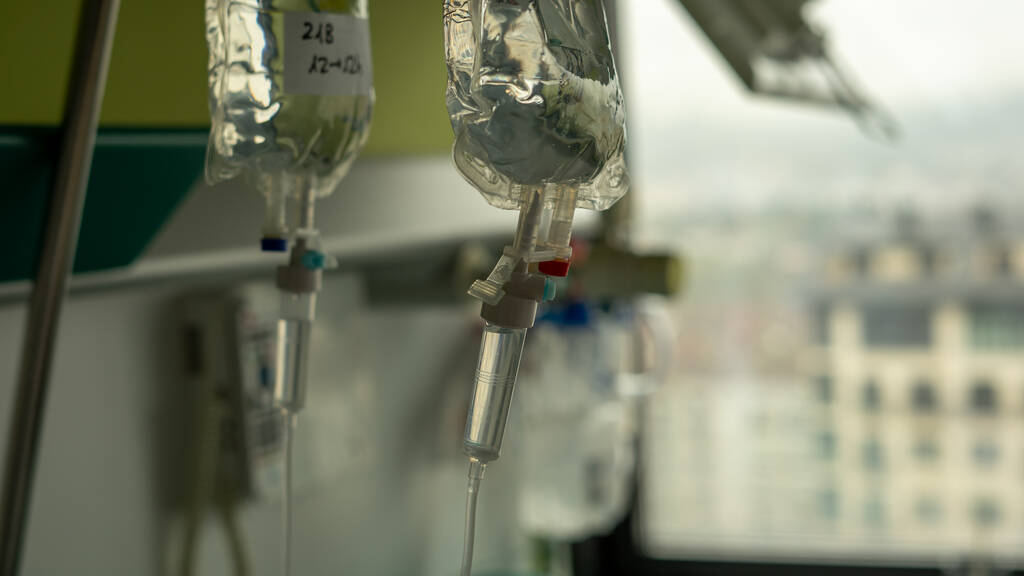 Le borse per il trattamento endovenoso in un ospedale scaricano il loro contenuto vitale - Foto, immagini