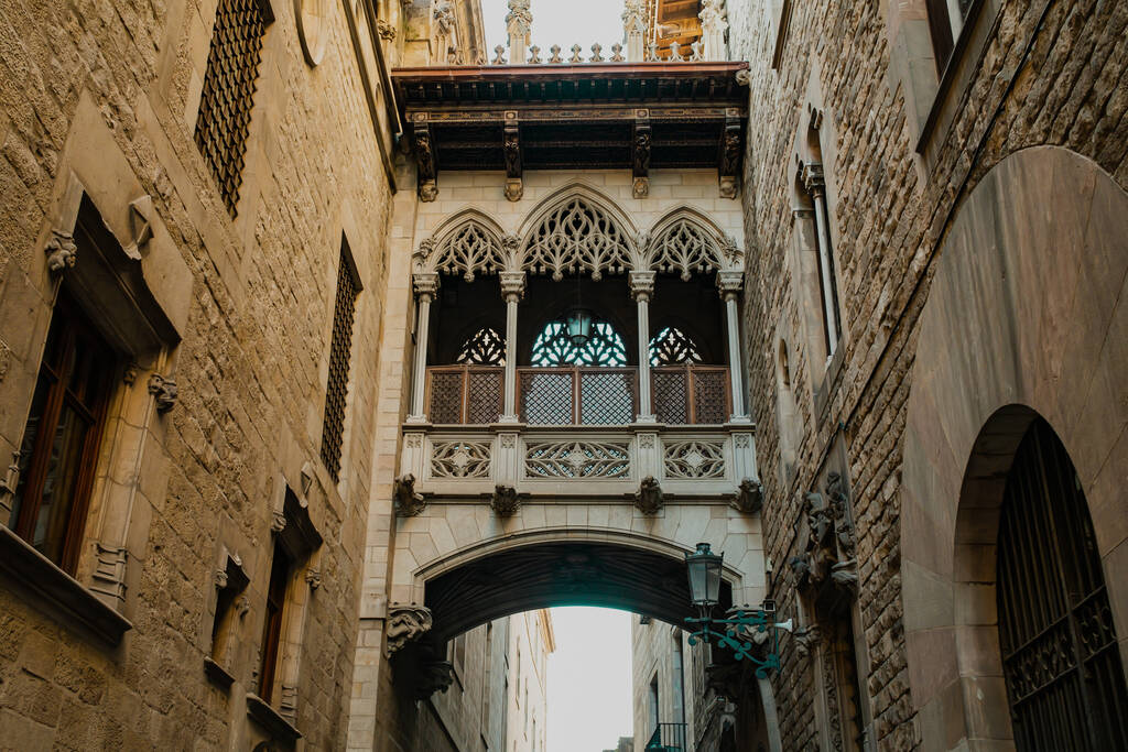 Antiguo edificio - Callejón del Puente del Bisbe Bishop Bridge en el casco antiguo de Barcelona - Barrio Gótico. Destino de viaje popular. - Foto, Imagen