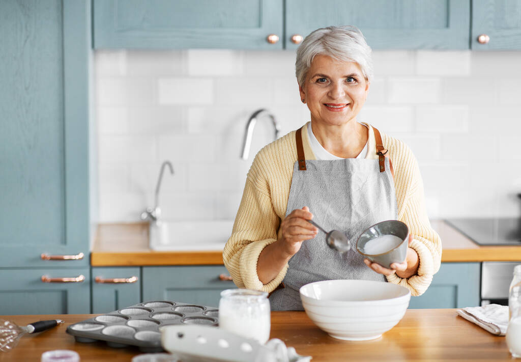 щаслива жінка готує їжу на кухні вдома
 - Фото, зображення