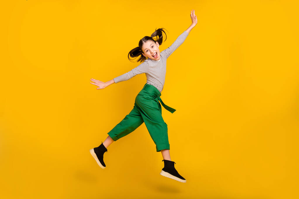 Полноразмерная фотография профиля девушки, счастливая позитивная улыбка гримасничающего прыжка на желтом цветовом фоне - Фото, изображение