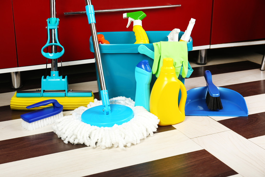 Различные инструменты для чистки на кухне
 - Фото, изображение