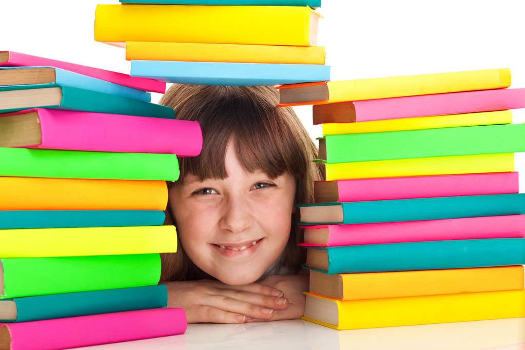 Fille assise derrière pile de livres
 - Photo, image