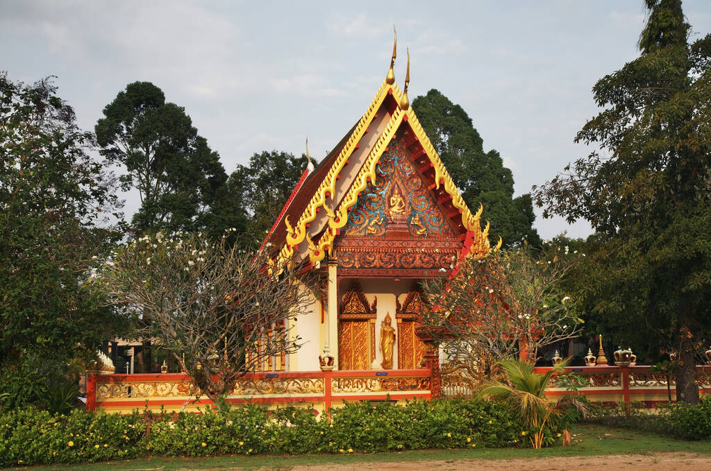 Wat Mongkol Wararam templo na província de Phuket. Tailândia - Foto, Imagem