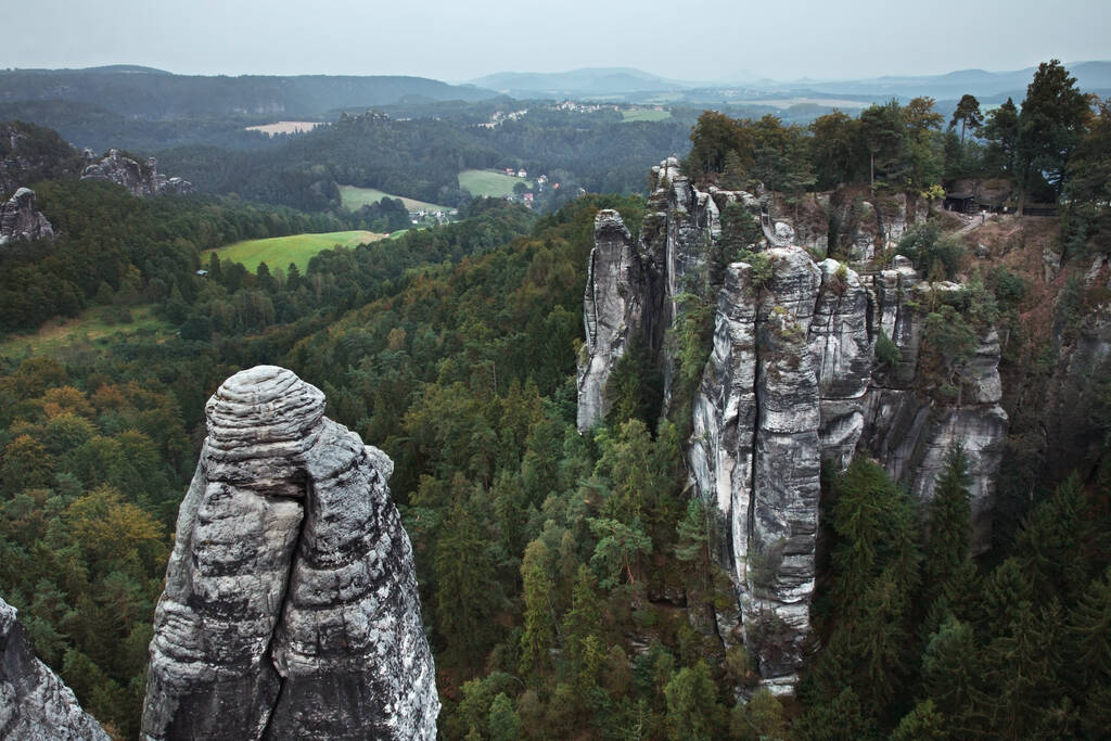 Bastei à Elbe montagnes de grès près de Rathen village. Parc national de Suisse saxonne. Allemagne - Photo, image