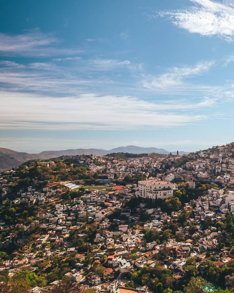 Вертикальный снимок городского пейзажа Таско, Мексика. - Фото, изображение