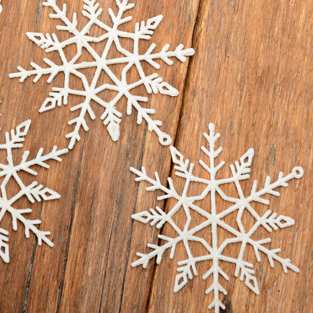 Διακοσμητική νιφάδα χιονιού (χριστουγεννιάτικη διακόσμηση) σε ξύλινη επιφάνεια. - Φωτογραφία, εικόνα