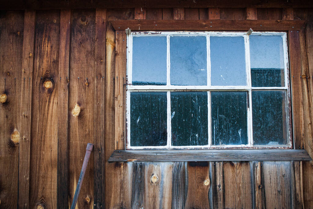 Un primo piano della finestra di un vecchio fienile nel nord-est dell'Arizona - Foto, immagini