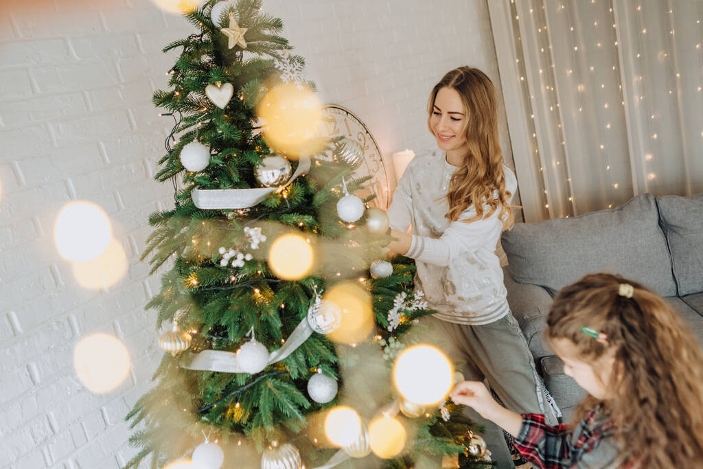 Neues Jahr Familiengeschenke Freude Weihnachtsbaum Girlande helles Lächeln - Foto, Bild