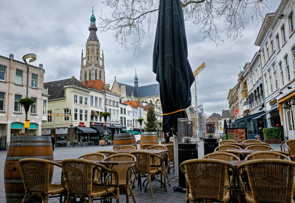 BREDA - 18. prosince: pohled na prázdnou ulici 18. prosince 2021 v Bredě v Nizozemsku z důvodu vypuknutí koronaviru. Nizozemsko je již potřetí uzamčeno.  - Fotografie, Obrázek