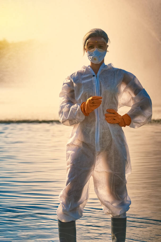 comprobar el agua por un especialista en un traje de protección y máscara - Foto, imagen