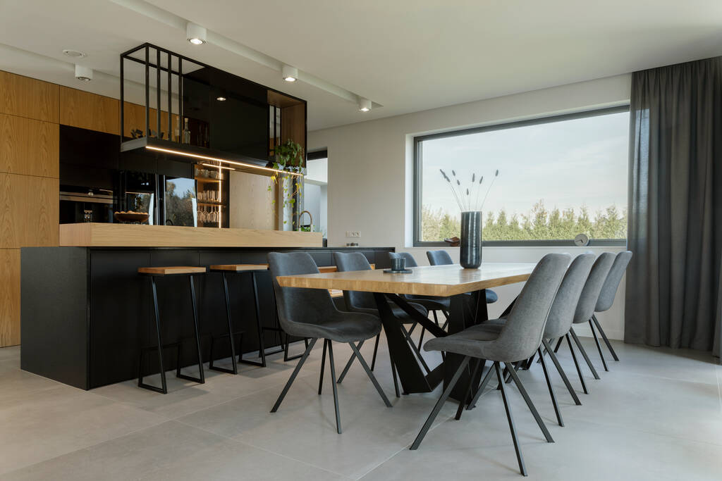 Yemek odası ve mutfağın yaratıcı kompozisyonu açık alan iç tasarımı. Dikdörtgen aile masası, kadife sandalyeler, ahşap ergonomik biuld-in mutfak ve zarif kişisel aksesuarlar. Şablon. - Fotoğraf, Görsel