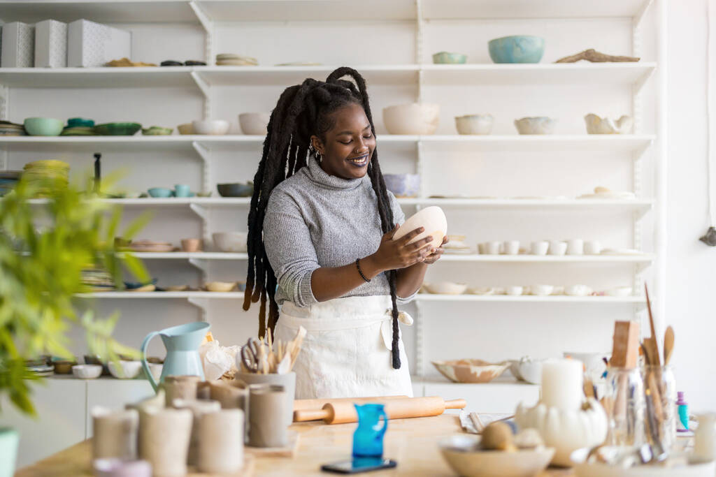 Žena keramika umělec pracující ve svém ateliéru - Fotografie, Obrázek