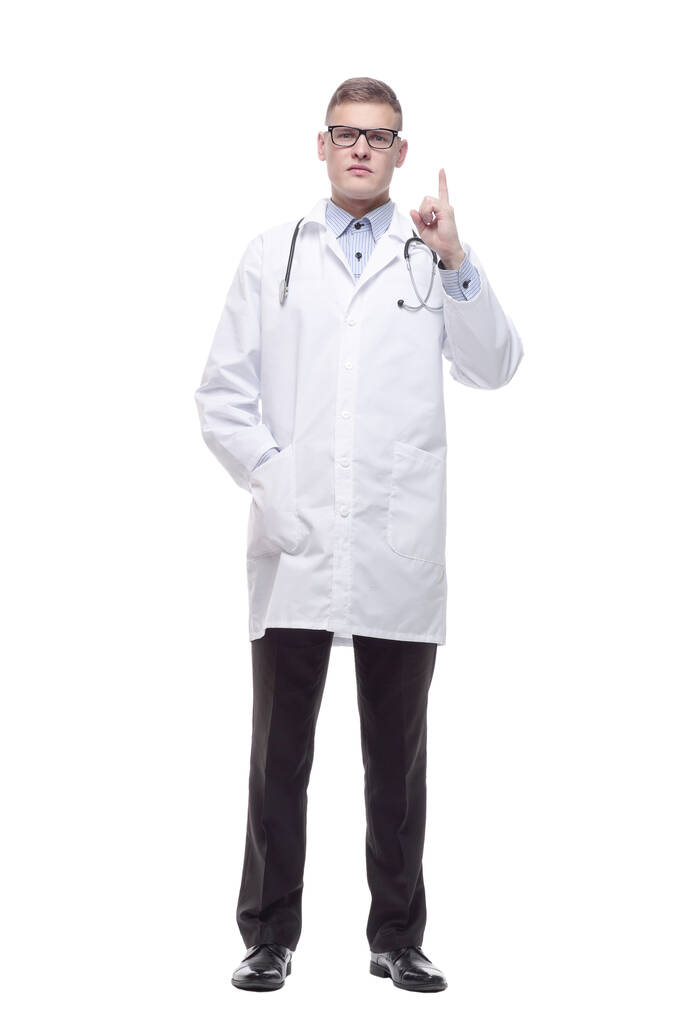 Steteskopu olan kendine güvenen genç bir doktor. bir beyaz üzerinde izole - Fotoğraf, Görsel