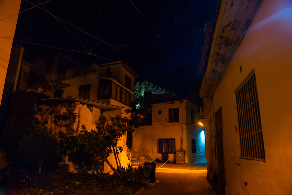 МАРИС, МУГЛА, ТУРЦИЯ: Замок Мармарис и вид на старый город в городе Мармарис ночью. Замок Мармарис является популярной туристической достопримечательностью в Турции. - Фото, изображение