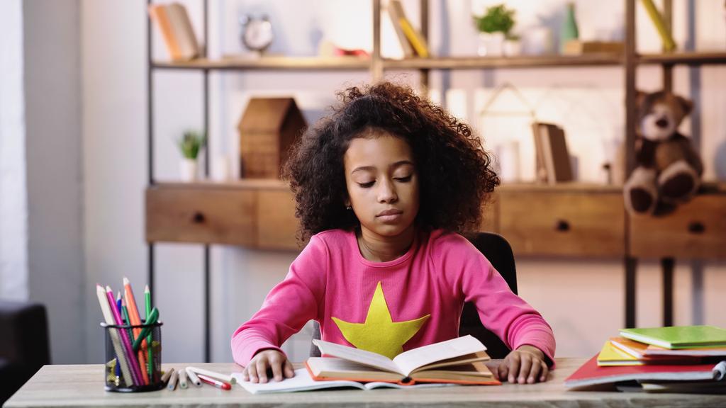 kręcone afrykańskie dziecko amerykańskie książki czytania w domu  - Zdjęcie, obraz