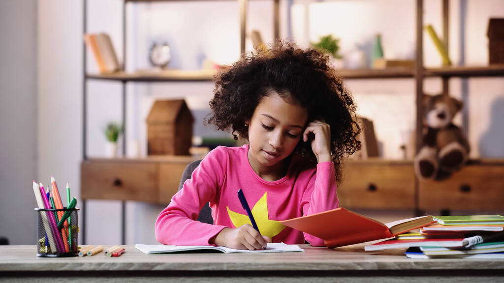 intelligent afro-américain enfant faire des devoirs  - Photo, image
