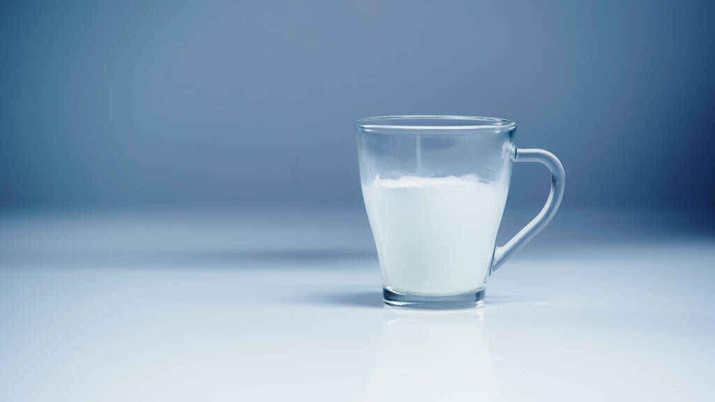 白とグレーの生乳のガラス  - 写真・画像